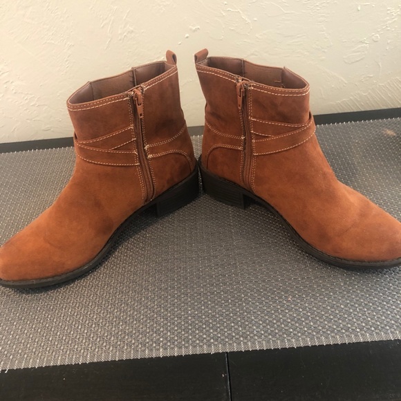 Size 9 like new memory foam ankle boots - Picture 3 of 4